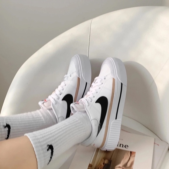 Nike White and Black Women's Sneakers - Picture 3 of 15
